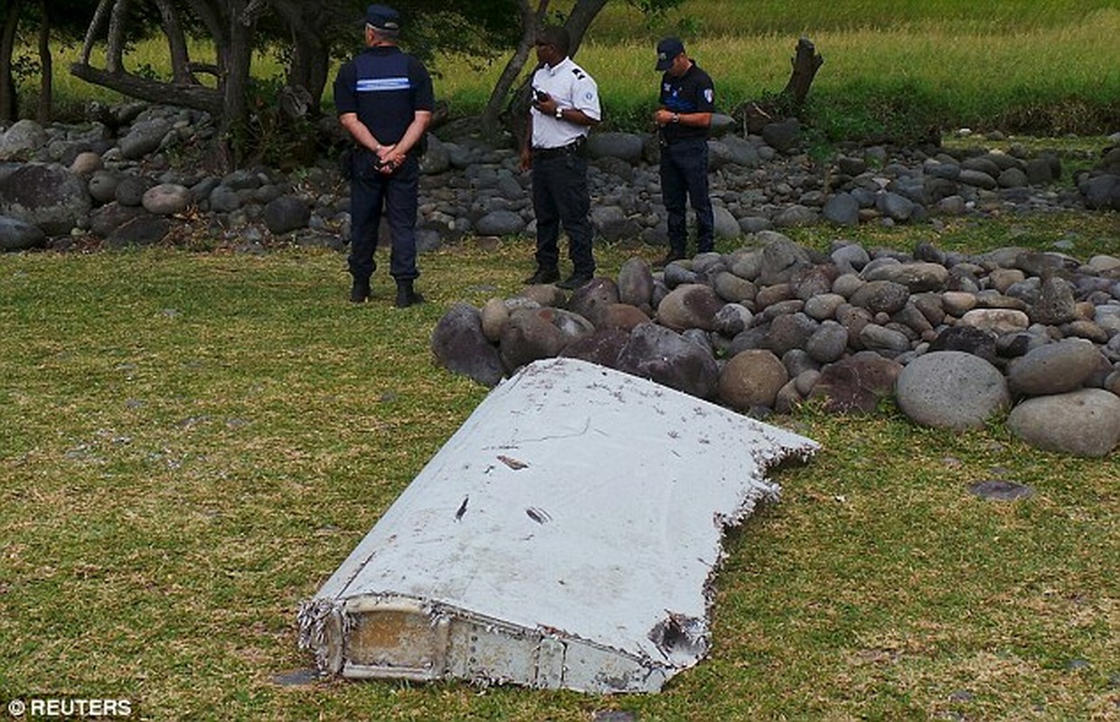 Tim thay nhieu manh vo nghi cua MH370 tren dao Reunion-Hinh-8